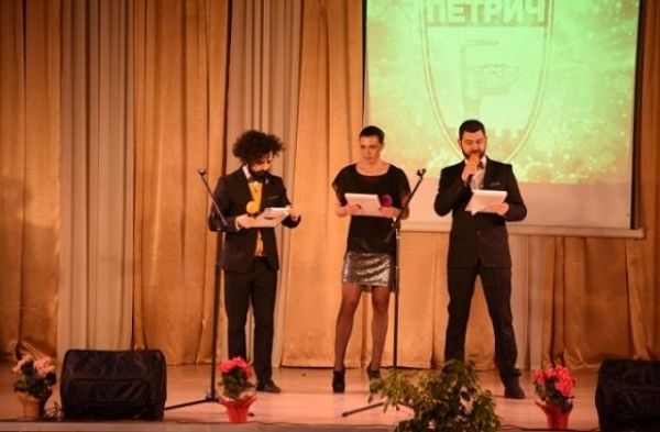 640-420-s-bliaskava-ceremoniia-petrich-izlychi-sportist-trenior-i-otbor-na